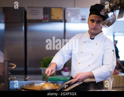 Chefkoch Kochen, Braten im Wok Pfanne. Verkauf und Essen Konzept Stockfoto