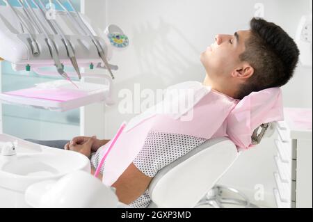 Junge Patientin in moderner Zahnklinik. Hochwertige Fotos Stockfoto