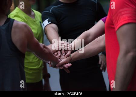 Gruppe von gesunden Läufer, fünf auf einander beim Erfolg feiern nach dem Training. Stockfoto