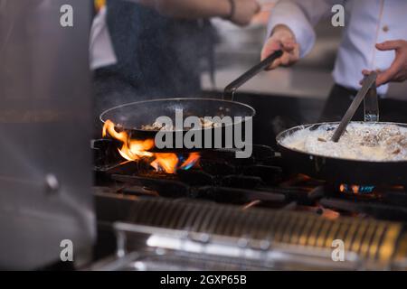 Chefkoch Kochen, Braten im Wok Pfanne. Verkauf und Essen Konzept Stockfoto