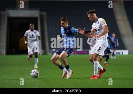 Milton Keynes, Großbritannien. Oktober 2021. Anis Mehmeti von Wycombe Wanderers und Warren O'Hora von MK Dons während des Gruppenmatches der EFL Trophy (Papa John's Trophy) zwischen MK Dons und Wycombe Wanderers im Stadion:mk, Milton Keynes, England am 5. Oktober 2021. Foto von Andy Rowland. Quelle: Prime Media Images/Alamy Live News Stockfoto