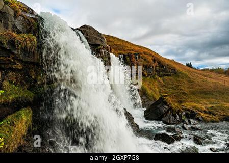 Gluggafoss Wasserfall in der Sommersaison auch als Merkjarfoss in der Nähe von Thorsmork, Island Stockfoto