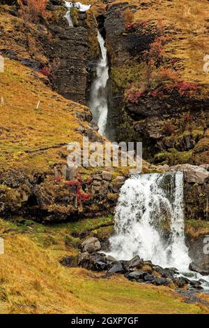 Gluggafoss Wasserfall in der Sommersaison auch als Merkjarfoss in der Nähe von Thorsmork, Island Stockfoto