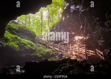 Höhlenöffnung mit Treppe nach draußen Stockfoto