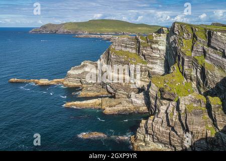 Zerklüftete Küste mit majestätischen hohen Kerry Cliffs und türkisfarbenem Atlantik an einem sonnigen Sommertag, Portmagee, Ring of Kerry, Irland Stockfoto