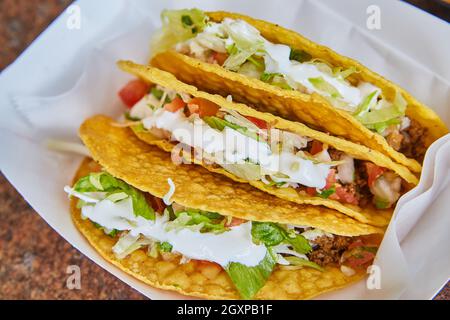 Mexikanischer Hartschalentaco mit höchsten Belägen Stockfoto