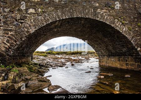 Atemberaubende Landschaften und Meereslandschaften der Inneren Hebriden-Insel Skye Stockfoto