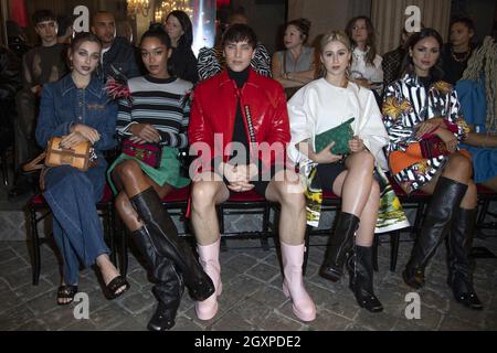 Paris, Frankreich am 05. Oktober 2021. Emma Chamberlain, Laura Harrier, Cody Fern, Maria Bakalova und Eiza Gonzalez Rivera nahmen an der Louis Vuitton Show im Rahmen der Paris Fashion Week Womenswear Spring/Summer 2022 in Paris, Frankreich, am 05. Oktober 2021 Teil. Foto von Aurore Marechal/ABACAPRESS.COM Stockfoto