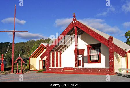 Ein traditionelles Versammlungshaus auf einer Marae in Rotorua, Neuseeland, ist reich an Symbolik und kultureller Tradition für die Maori. Das Versammlungshaus auf den Marae ist ein verehrter Raum, der mit der Identität eines Stammes verbunden ist und für verschiedene zeremonielle Veranstaltungen genutzt wird. Stockfoto