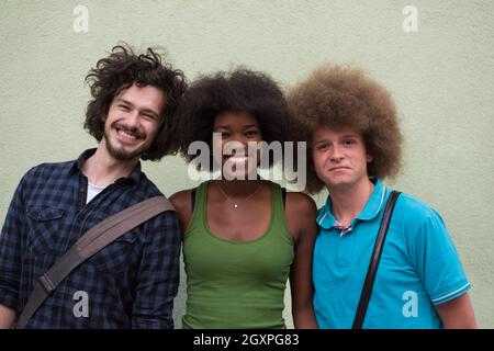 Porträt der multiethnische Gruppe glücklich drei Freunde in Freizeitkleidung stehen und lachen Stockfoto