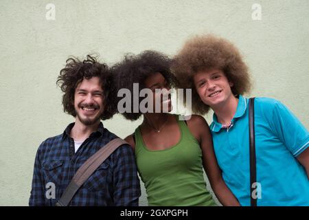 Porträt der multiethnische Gruppe glücklich drei Freunde in Freizeitkleidung stehen und lachen Stockfoto