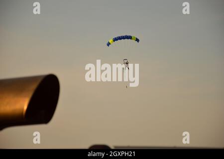 Region Wladimir, Russland. 19. August 2017. Flugplatz Dobrograd. Luft- und Musikfestival-2017. Fallschirmspringer in der Luft Stockfoto