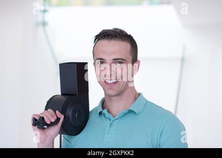 Porträt eines jungen Friseursalon mit Haartrockner Blick auf die Kamera Stockfoto