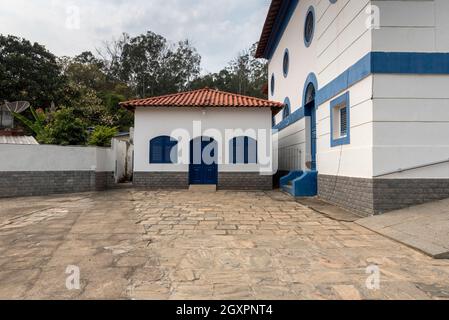 Vorderansicht des Pristenhauses von Sant’Ana de Inconfidencia in Sebollas, Paraiba do Sul, Brasilien. Die Kirche daneben wurde 1858 erbaut und beherbergt die Kirche Stockfoto