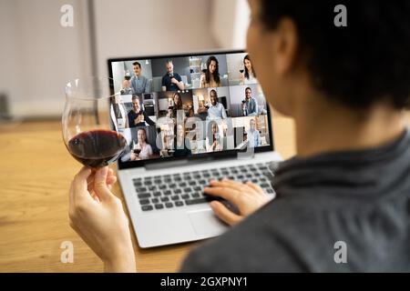 Virtuelle Online-Videokonferenz Zur Weinprobe Mit Freunden Stockfoto