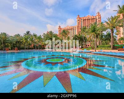 Tropischer Swimmingpool mit Palmen und Blick auf das Hotel Stockfoto