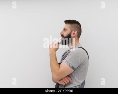 Portrait der junge Bartgeier hipster Heimwerker auf weißem Hintergrund Stockfoto