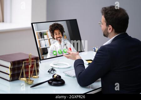 Online-Videoanruf Zu Rechtsanwältin Oder Rechtsanwältin Stockfoto