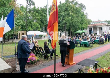 New York, USA. Oktober 2021. Atmosphäre während der Enthüllung der neuen spanischen Gedenktafel im Fort Greene Park in New York am 5. Oktober 2021. Die ursprüngliche Gedenktafel wurde von König Juan Carlos von Spanien überreicht und 1976 der 200-jährigen Feier des Landes gewidmet und der spanischen und spanischsprachigen Beiträge zur amerikanischen Freiheit während der Revolution gedenkt. Die Plakette wurde später wegen ihres kompromittierten Zustands von ihrem horizontalen Granitsockel entfernt und ist jetzt im Besucherzentrum des Parks zu sehen. (Foto von Lev Radin/Sipa USA) Quelle: SIPA USA/Alamy Live News Stockfoto