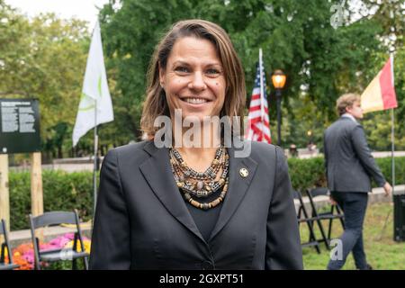 Die New Yorker Parkkommissarin Gabrielle Fialkoff nimmt an der Enthüllung der neuen spanischen Gedenktafel im Fort Greene Park in New York am 5. Oktober 2021 Teil. Die ursprüngliche Gedenktafel wurde von König Juan Carlos von Spanien überreicht und 1976 der 200-jährigen Feier des Landes gewidmet und der spanischen und spanischsprachigen Beiträge zur amerikanischen Freiheit während der Revolution gedenkt. Die Plakette wurde später wegen ihres kompromittierten Zustands von ihrem horizontalen Granitsockel entfernt und ist jetzt im Besucherzentrum des Parks zu sehen. (Foto von Lev Radin/Sipa USA) Stockfoto