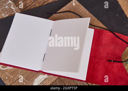 Unbeschriftete Skizzenbuch-Zeitschrift mit rotem Leder Stockfoto