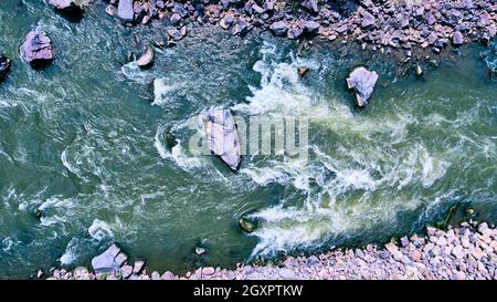 Flußantenne mit Blick auf Stromschnellen und Felsen Stockfoto