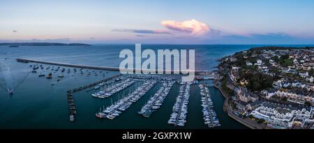Panorama von Brixham Marina und Hafen von einer Drohne, Torbay, Devon, England Stockfoto
