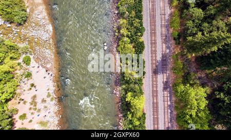 Luftaufnahme auf Fluss- und Bahngleise Stockfoto
