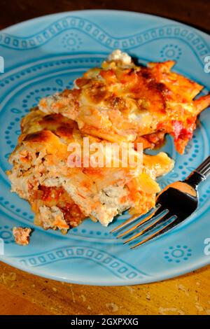 Abendessen mit gebackenen Ziti Penne Pasta und frischem Mozzarella und italienischen Gewürzen Stockfoto