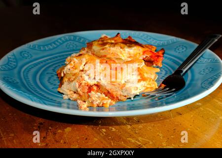 Abendessen mit gebackenen Ziti Penne Pasta und frischem Mozzarella und italienischen Gewürzen Stockfoto
