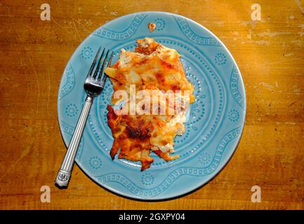 Abendessen mit gebackenen Ziti Penne Pasta und frischem Mozzarella und italienischen Gewürzen Stockfoto