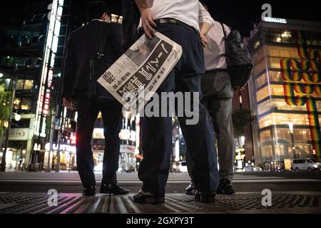 Die Menschen erhalten eine zusätzliche Ausgabe einer Zeitung, in der berichtet wird, dass der in Japan geborene amerikanische Wissenschaftler Syukuro Manabe am 5. Oktober 2021 in Tokio, Japan, einen Anteil am Nobelpreis für Physik 2021 erhalten hat. Die Königlich Schwedische Akademie der Wissenschaften hat beschlossen, den Physik-Nobelpreis 2021 an Syukuro Manabe, Klaus Hasselmann und Giorgio Parisi zu vergeben, „für bahnbrechende Beiträge zum Verständnis komplexer physikalischer Systeme“. Quelle: AFLO/Alamy Live News Stockfoto