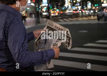 Die Menschen erhalten eine zusätzliche Ausgabe einer Zeitung, in der berichtet wird, dass der in Japan geborene amerikanische Wissenschaftler Syukuro Manabe am 5. Oktober 2021 in Tokio, Japan, einen Anteil am Nobelpreis für Physik 2021 erhalten hat. Die Königlich Schwedische Akademie der Wissenschaften hat beschlossen, den Physik-Nobelpreis 2021 an Syukuro Manabe, Klaus Hasselmann und Giorgio Parisi zu vergeben, „für bahnbrechende Beiträge zum Verständnis komplexer physikalischer Systeme“. Quelle: AFLO/Alamy Live News Stockfoto