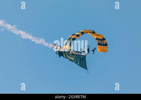 Sgt. Klasse Jesse Robbins, Sgt. First Class Ty Kettenhofen und Staff Sgt. Morgan George vom US Army Fallschirmteam, The Golden Knights, führt am 2. Oktober 2021 ein fortgeschrittenes Fallschirmmanöver für einen Demonstrationssprung auf der Great Pacific Airshow in Huntington Beach, CA, durch. (USA Armeefoto von Megan Hackett) Stockfoto