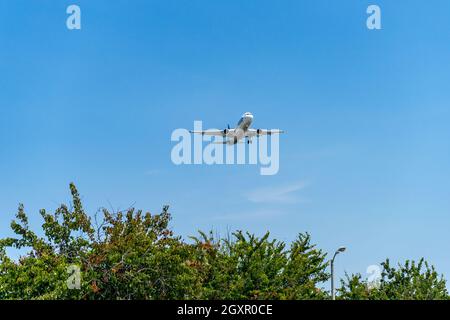 Santa Ana, CA, USA – 16. August 2021: Alaska Airlines fliegt auf ihrem letzten Anflug auf den John Wayne Flughafen in Orange County, Kalifornien, tief. Stockfoto