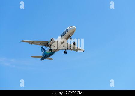 Santa Ana, CA, USA – 16. August 2021: Flugzeuge der Alaska Airlines starten vom John Wayne Airport in Orange County, Kalifornien. Stockfoto