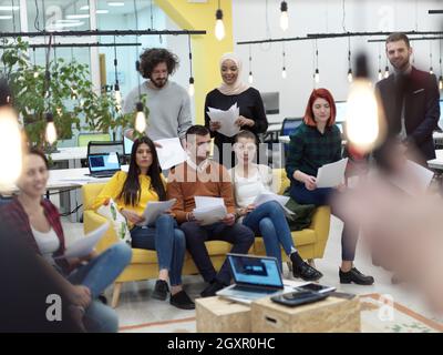 Mixed Race Business Team Portrait im modernen Startup Open Space Coworking Office, kreativ erfolgreiche diverse Mitarbeitergruppe Stockfoto