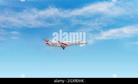 Santa Ana, CA, USA – 16. August 2021: Das Flugzeug der unabhängigen regionalen Fluggesellschaft JSX kommt für eine Landung auf dem John Wayne Airport in Santa an, Kalifornien. Stockfoto