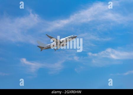 Passagierflugzeug, das in den Himmel fliegt Stockfoto