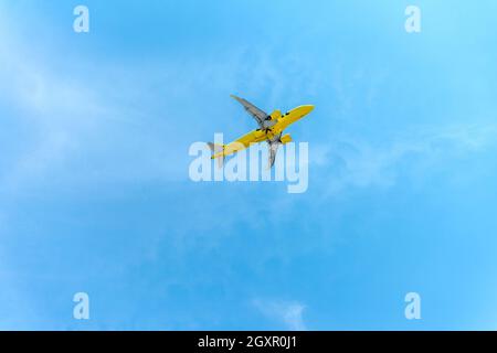 Santa Ana, CA, USA – 16. August 2021: Spirit Airlines fliegt mit blauem Himmel vom John Wayne Airport in Orange County, Kalifornien. Stockfoto