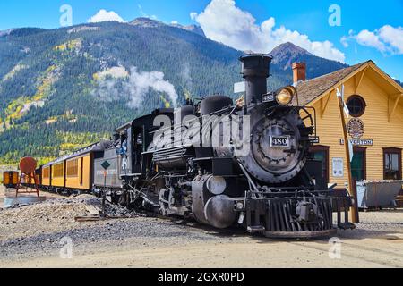 Durango Silverton Lokomotive Zug in Colorado Kleinstadt gegen große Berge Stockfoto