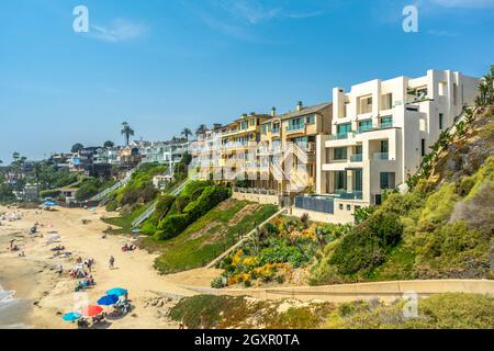 Newport Beach, CA, USA – 16. August 2021: Gebäude am Strand säumen das Küstengebiet von Corona Del Mar in Newport Beach, Kalifornien. Stockfoto