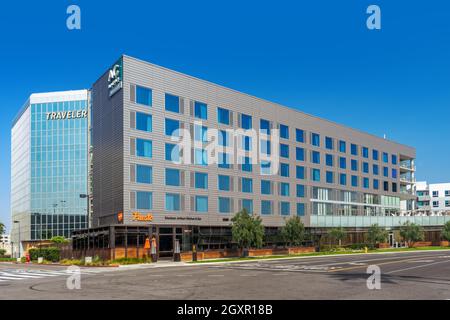 Irvine, CA, USA – 16. August 2021: Straßenansicht des AC Hotel by Marriott Gebäudes in der geplanten Gemeinde Irvine, Kalifornien. Stockfoto