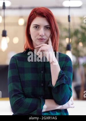 Redhead Business Frau porträtiert als Influencer im kreativen modernen Coworking Startup Open Space Office Stockfoto