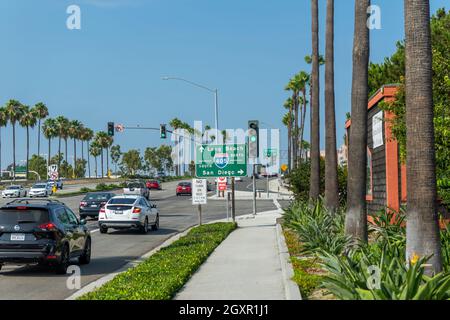 Irvine, CA, USA – 16. August 2021: Verkehr auf dem MacArthur Blvd mit einem Straßenschild für den Freeway 405 in der Orange County-Stadt Irvine, Kalifornien. Stockfoto