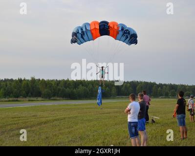 Region Wladimir, Russland. 19. August 2017. Flugplatz Dobrograd. Luft- und Musikfestival-2017. Fallschirmspringer landete Stockfoto