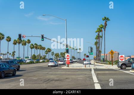 Irvine, CA, USA – 16. August 2021: Verkehr auf dem MacArthur Blvd in Richtung der Überbrückungsbrücke des Freeway 405 in der Orange County-Stadt Irvine, Cali Stockfoto