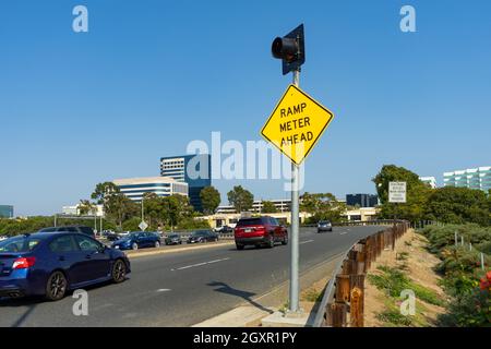 Irvine, CA, USA – 16. August 2021: Rampenmesser vor dem Schild an der Einfahrt zur Autobahn 405 in der Stadt Irvine, Kalifornien. Stockfoto