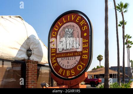 Irvine, CA, USA – 16. August 2021: Beschilderung für Gullivers Prime Rib Restaurant, ein Wahrzeichen von Orange County am MacArthur Blvd in Irvine, Califor Stockfoto