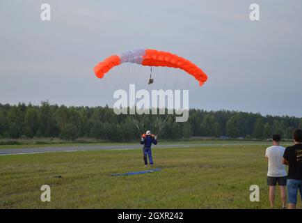 Region Wladimir, Russland. 19. August 2017. Flugplatz Dobrograd. Luft- und Musikfestival-2017. Fallschirmspringer landete Stockfoto